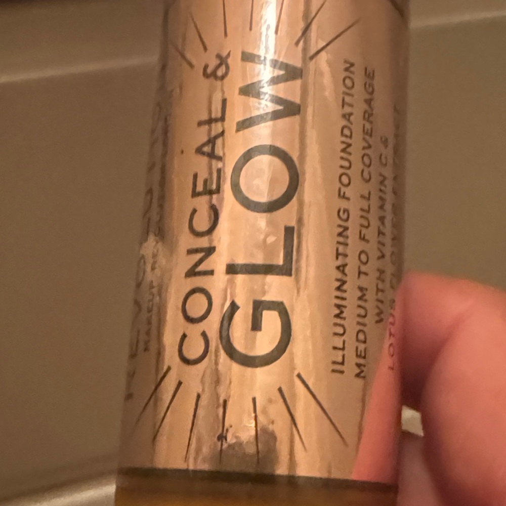 Revolution Conceal & Glow Foundation - Warm Brown - Picture 4 of 4